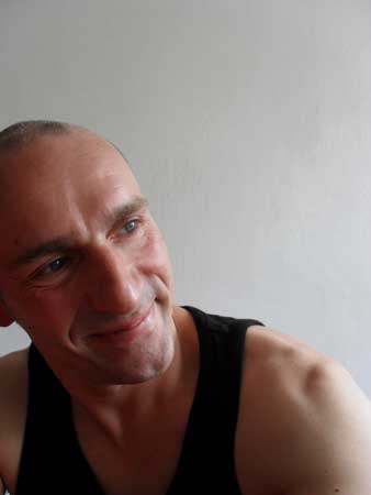 Helmut Ott ist Tänzer, Choreograf und Lehrer für zeitgenössischen Tanz.